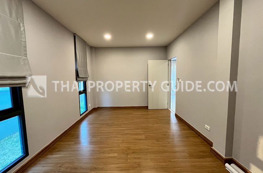 House with Shared Pool in Bangnatrad 